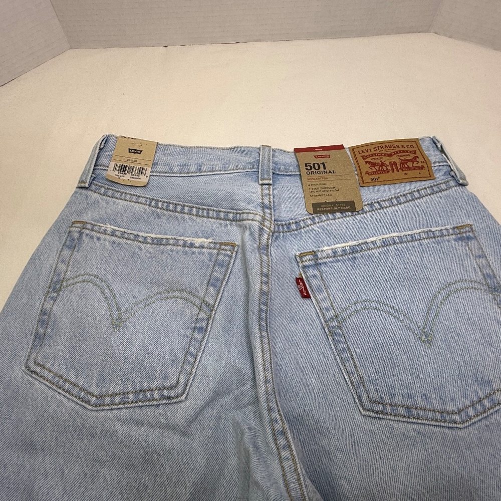 Levi's 501 Original Fit Jeans NWT  in a light wash size 26x28 - Picture 9 of 9